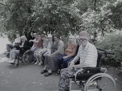 Zdjęcie mieszkańców w parku w czerni i bieli z kolorowym mieszkańcem w kapeluszu