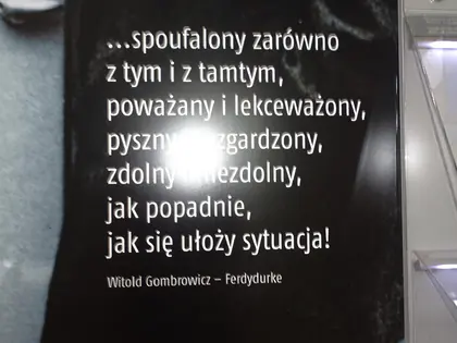Tablica z cytatem z Ferdydurke Witolda Gombrowicza