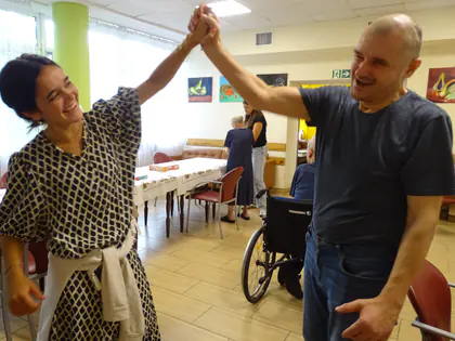 Kobieta i mężczyzna przybijają sobie piątkę w jadalni