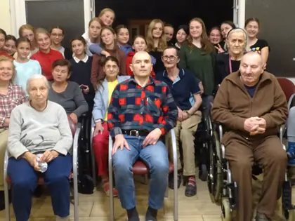 Wspólne śpiewanie z młodzieżą