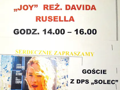 Plakat zapraszający na projekcję filmu Joy w reżyserii Davida O. Russella we wtorek 27 lutego 2024 r. w godzinach 14.00–16.00, goście z DPS Solec