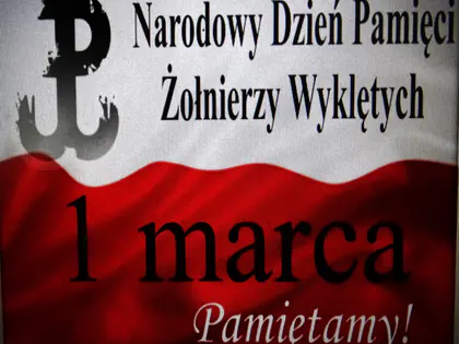 Plakat z napisem Narodowy Dzień Pamięci Żołnierzy Wyklętych, 1 marca, Pamiętamy, na tle biało-czerwonej flagi i znaku Polski Walczącej