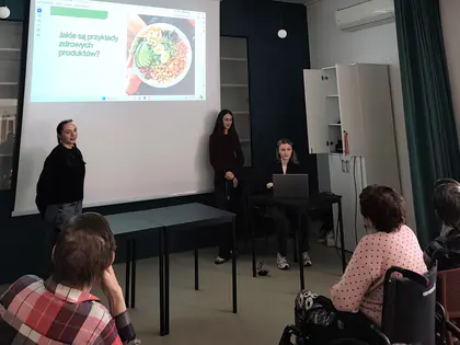 Studentki prowadzą prezentację o zdrowym jedzeniu