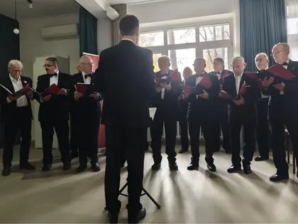 Dyrygent prowadzi chór w świetlicy