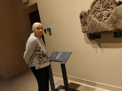 Oglądanie eksponatów w muzeum