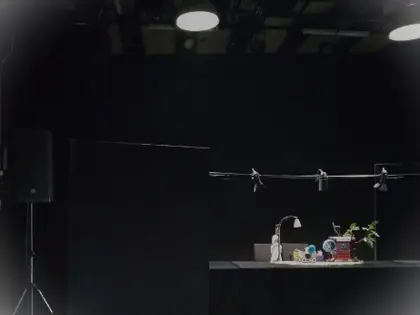 Ciemna scena teatralna z małym stołem i rekwizytami