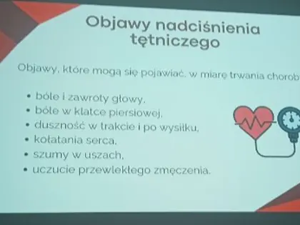Slajd Objawy nadciśnienia tętniczego z listą objawów i ikoną serca