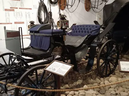 Zabytkowy powóz i uprząż eksponowane w muzeum