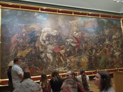 Obraz Bitwa pod Grunwaldem w Muzeum Narodowym, przed nim siedzą zwiedzający