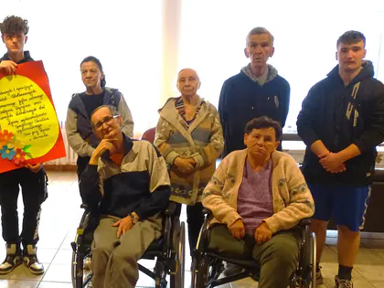 Mieszkańcy z młodzieżą składają sobie życzenia