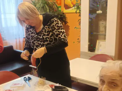 Kobieta i starsza mieszkanka przy stole z piernikami i świątecznymi ozdobami