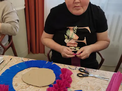 Mieszkanka z wieńcem z niebieskiej i różowej bibuły