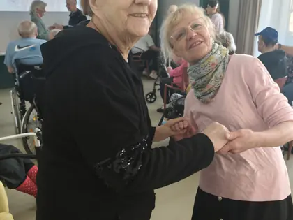 Dwie mieszkanki tańczą razem w świetlicy