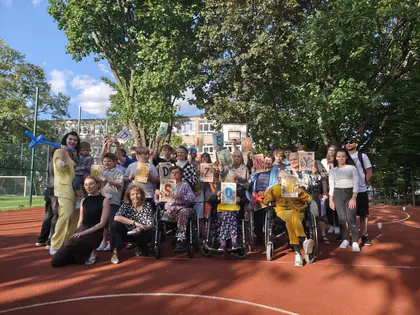 Grupa młodzieży z dziećmi i seniorami pozuje do zdjęcia
