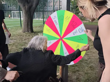Mieszkanka na wózku kręci kołem fortuny
