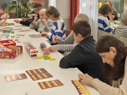 Mieszkańcy z młodzieżą grają w gry towarzyskie