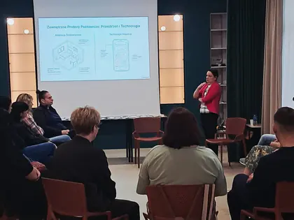 Prelegentka przedstawia prezentację o technologiach wspierających