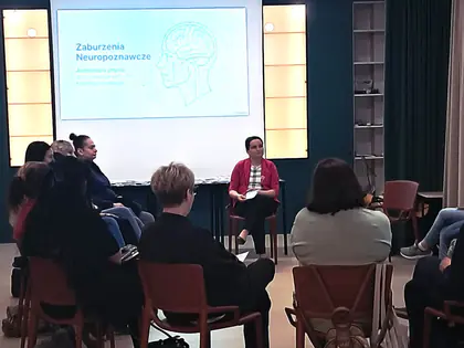 Uczestnicy szkolenia przed ekranem z napisem Zaburzenia neuropoznawcze